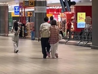 王思聪罗马机场被拍！自己背包牵女友，这回是真爱还是新剧本？