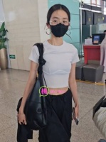 孙莉一家出发去看黄磊话剧，19岁黄多多穿露腰尽显身材气质，女团范十足！