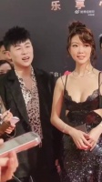 薛凯琪再大方 胡彦斌也不敢看一眼