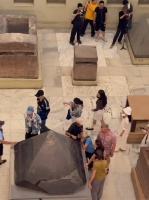 埃及国家博物馆偶遇花少团 @李沁 @张晚意 @马思纯 @龚俊Simon