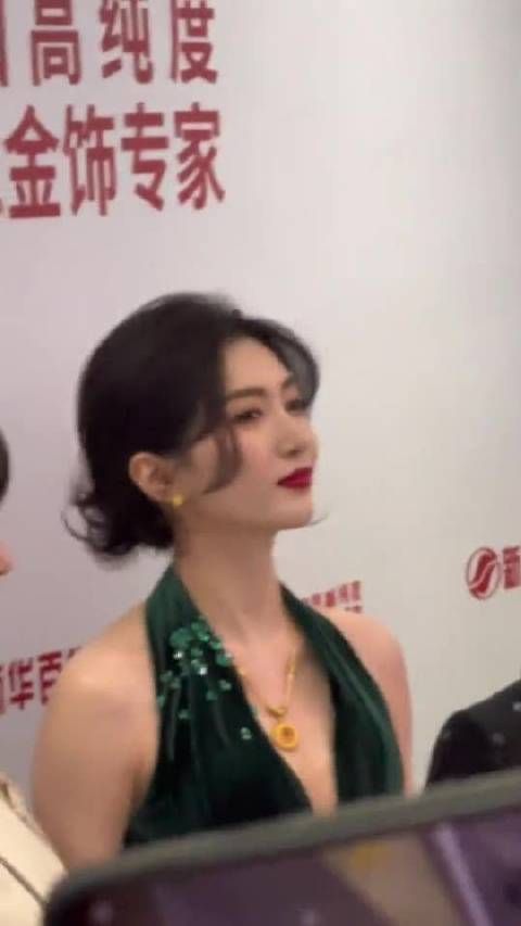 她朝我抛媚眼了，你们羡慕了吧