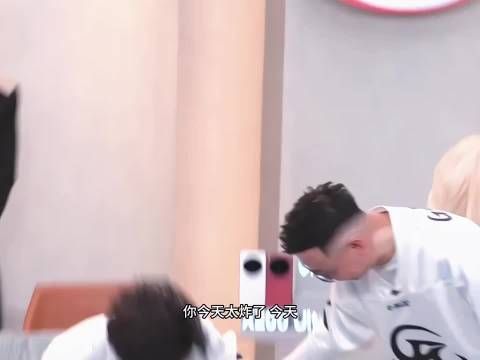 GAI自曝裸辞公务员经历,台上称要做自己