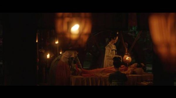 何惟芳为莲舟梳妆,女子出逃前遭丈夫虐杀