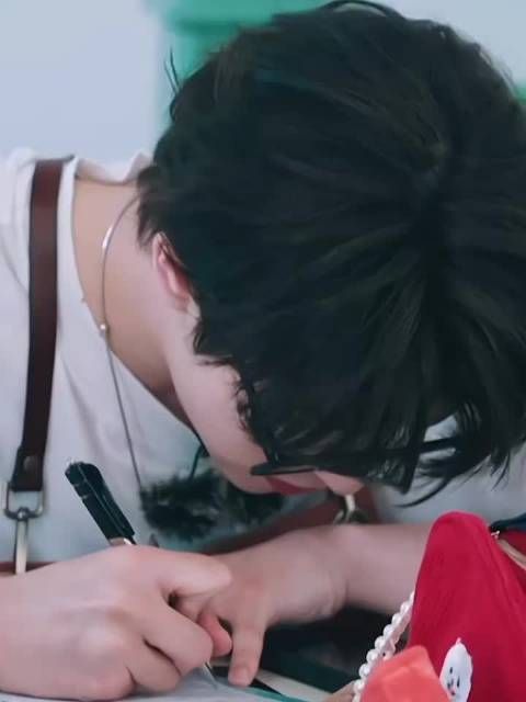 尹浩宇中餐厅背菜单练发音,厨房练字显担当
