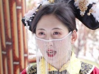 这妆容背后究竟藏着多少心机？为何执意要本宫卸妆？