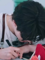 尹浩宇中餐厅背菜单练发音，厨房练字显担当