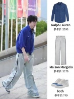 刘宇宁游乐场玩旋转木马，衬衫牛仔造型清爽