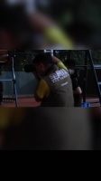 泡泡老师停电中用手机手电为小选手拍写真