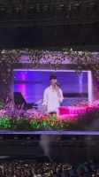 林俊杰今晚演唱会嘉宾王心凌合唱《当你》，《爱你》，西瓜牛奶组合合体啦！