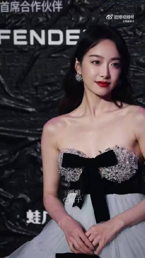 宋茜奶蓝色造型亮相anotherman活动,甜美气质引热议