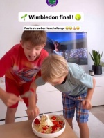 斯瓦泰克粉丝隔空模仿庆祝动作，温网决赛前创意应援