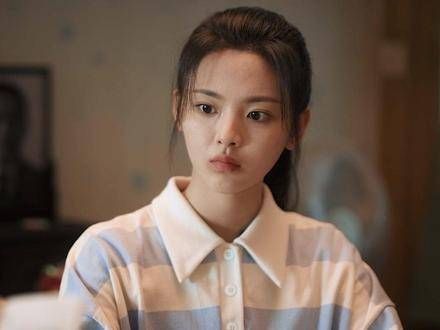 若华妈妈包围式母爱引热议,杨超越陈小艺新剧压抑氛围引关注