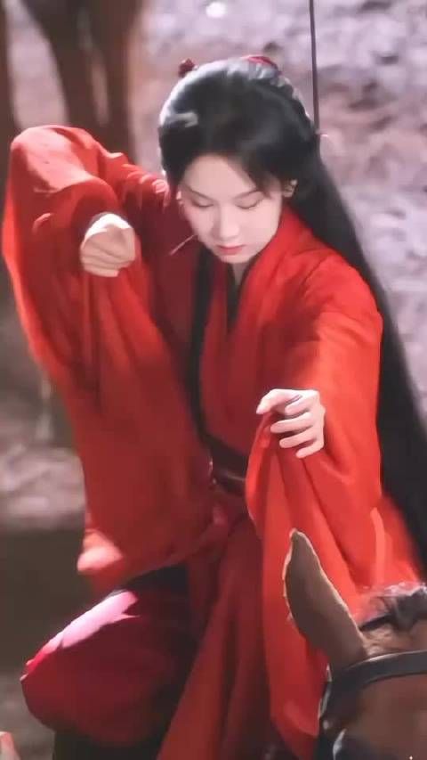 陈都灵骑马射箭真帅气,动作干脆利落让人佩服