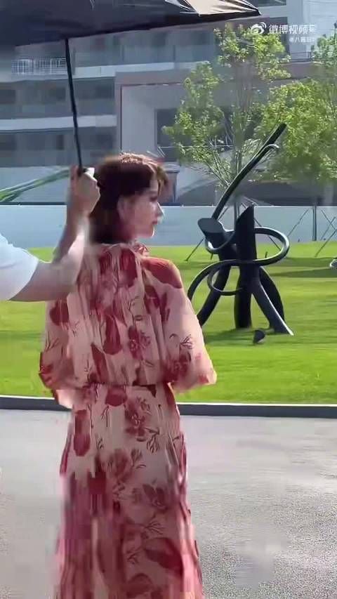 金子涵退圈后首亮相时尚芭莎，短发造型获赞状态佳