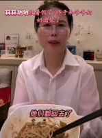 小杨阿姨透露，小玥儿和小霖霖都回北京过暑假了，回去看看爷爷奶奶了