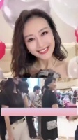 八卦媒体拍到保姆带王鸥女儿逛商场，这么大了？