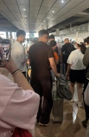 汪小菲和老婆坐高铁出行，一个人拖行李箱，马筱梅打扮时尚很漂亮