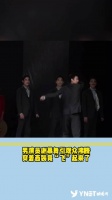 功夫！男演员谢幕舞引观众沸腾，穿着西装竟“飞”起来了