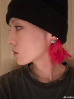 鹿晗连发二十张自拍展现电影质感，网友感慨其坚持随性风格