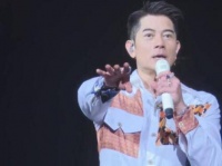 郭富城即兴互动逗笑全场，粉丝抛纸巾引爆笑点
