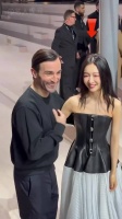 女星面对金主，倪妮主动出击，杨幂咬牙配合，白鹿想跑跑不掉