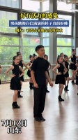 男孩跳舞自信满满的样子真的好帅，网友：看的出他是真的喜欢！