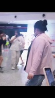 周笔畅接机生图曝光，清冷美颜引热议