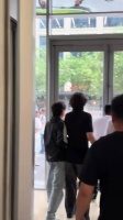 谢霆锋现身英皇电影城引粉丝激动