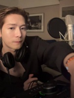 王嘉尔直播回应无声质疑，透露正录制新作品