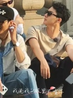 张晚意马思纯花少路透曝光，同步拍照引关注