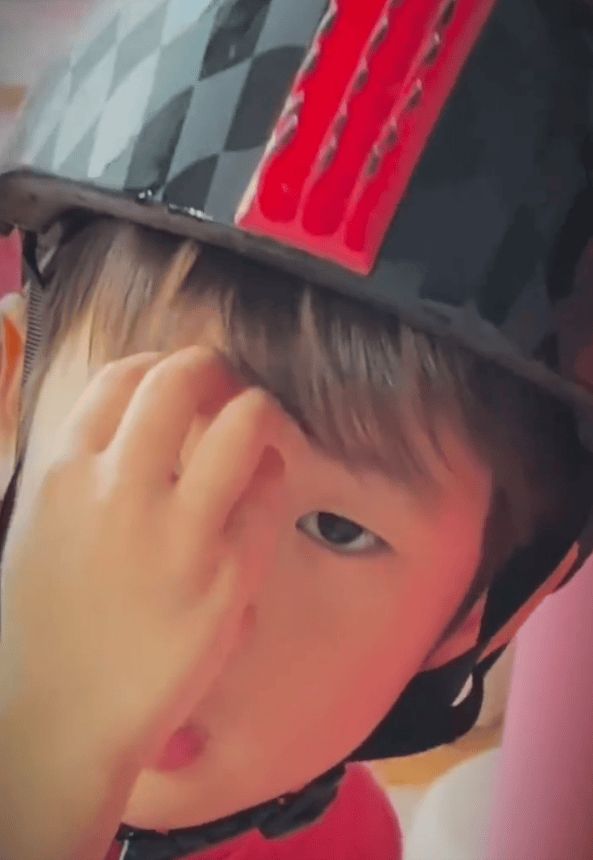 黄磊小儿子正面曝光。