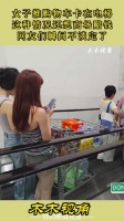 女子推购物车卡在电梯，这种情况还想商场赔钱，网友们瞬间不淡定 ！