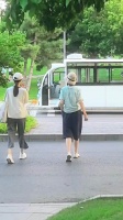 袁泉女儿罕见露面，15岁夏哈哈身高超妈妈，母女俩打扮清秀像姐妹
