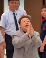 韩红因高温烧坏专用话筒，叫停户外节目录制，发怒质问导演惹争议
