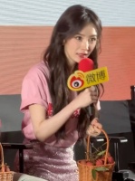 还拎了一篮荔枝呀