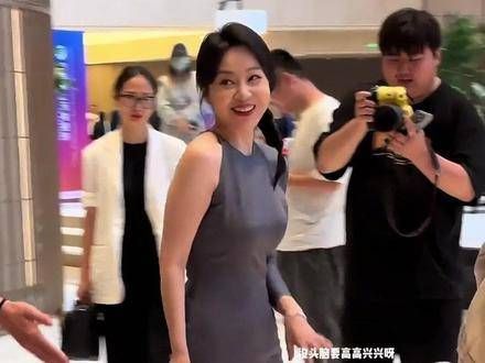 为何闫妮亮相活动总爱穿拖鞋?直到看见赤脚的宋佳,才明白被高跟鞋支配的辛酸