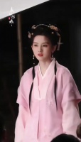 宋祖儿新剧《表妹万福》粉衣造型路透曝光