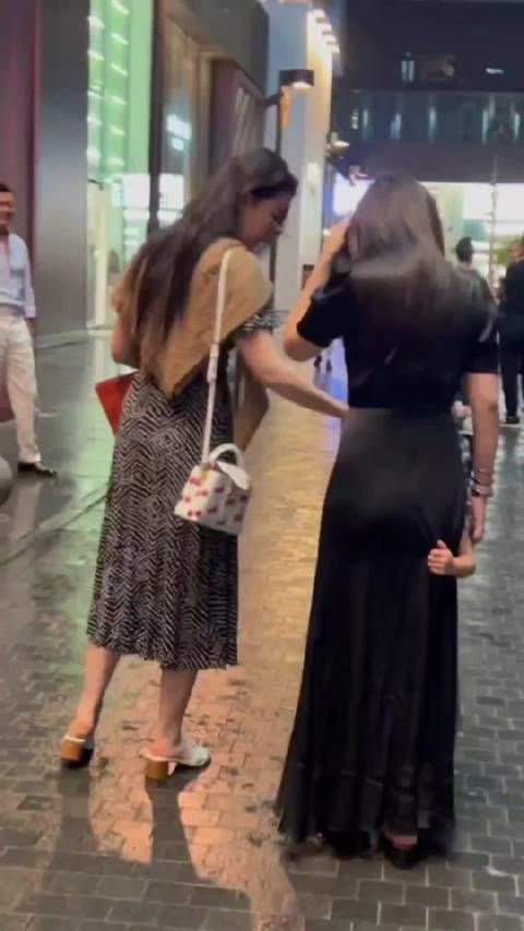 刘亦菲朱珠携家人同游,亲密逛街引注目
