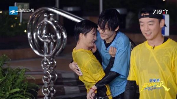 游戏结束后，@卡布叻_周深 和@时代少年团-张真源 互相抱住了对方不撒手！