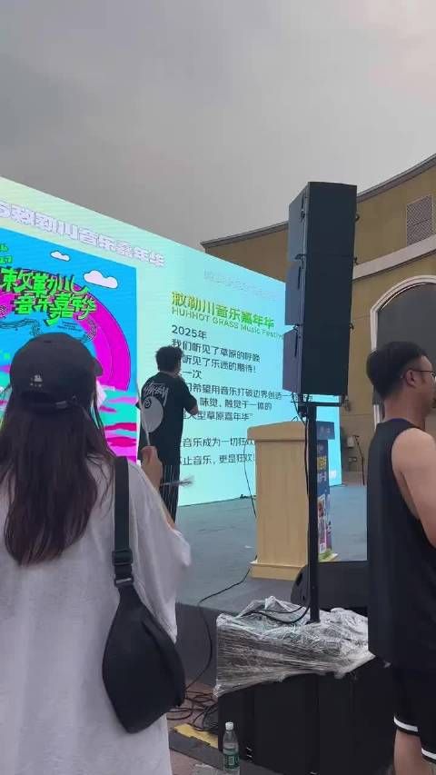 导演片场被误认陈奕迅，网友调侃需校准视力