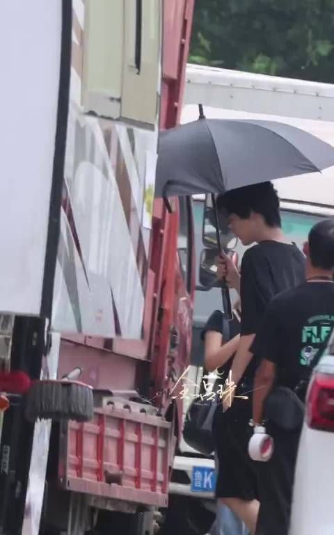 周柯宇新剧《炽夏》原《西风向晚》开机上班路透！