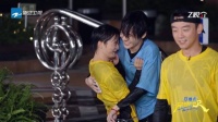 游戏结束后，@卡布叻_周深 和@时代少年团-张真源 互相抱住了对方不撒手！