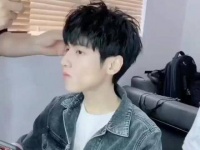 哈哈一笑（说实话，哥哥唱得挺到位，我这个门外汉听着也觉得不错）