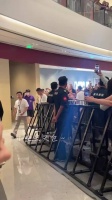 夏之光CBD生图曝光，侧颜下颌线引热议
