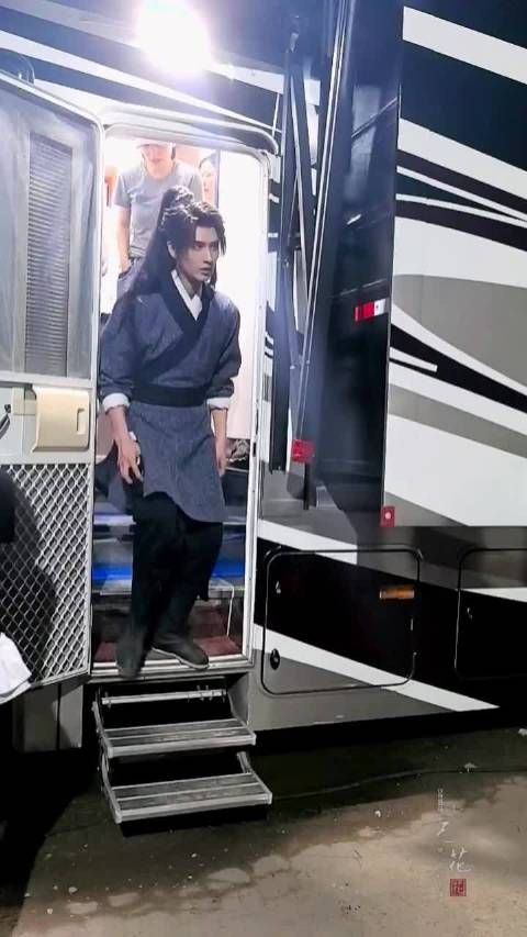 黄俊捷云湛战损妆路透曝光，飞鱼服造型引热议