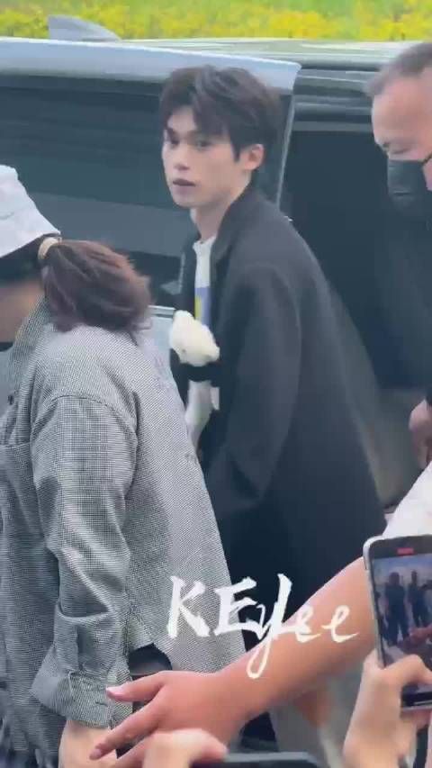 梓渝机场出发路透,小熊西装外套帅气又可爱,人依旧好多,一定要注意安全啊!