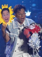 演唱会上手捧粉丝礼物合影的谭校长简直萌翻了