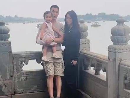 朱珠一家三口出游被拍,老公抱娃陪伴妻子身材丰腴