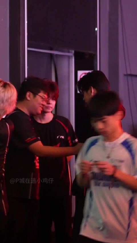 看着这么宠溺是怎么回事 要溺死在扒拉的眼神里了
