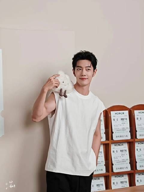 肖战工作live图视频版来啦 肖战Daytoy,云朵小玩偶 @肖战 日常见肖战